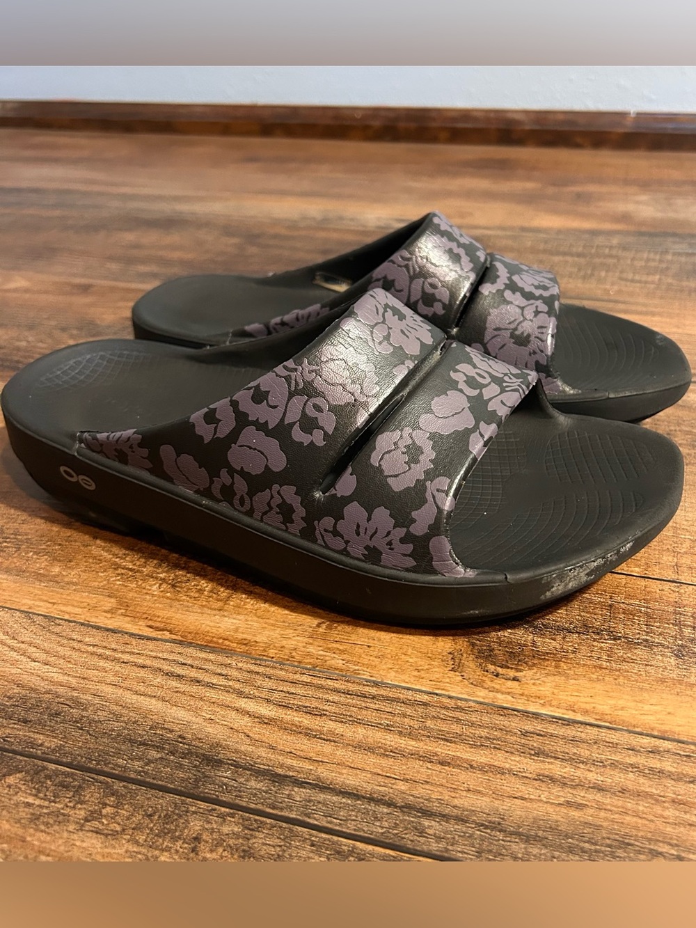 OOFOS Black Slide Sandals with Gray Floral Strap women’s 10